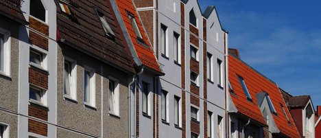 Das Foto zeigt einen Blick auf innerstädtische Plattenbauten der 1980er Jahre in der Altstadt von Stralsund.