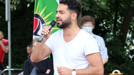 Mizgin Ciftci bei seiner Rede in Nienburg